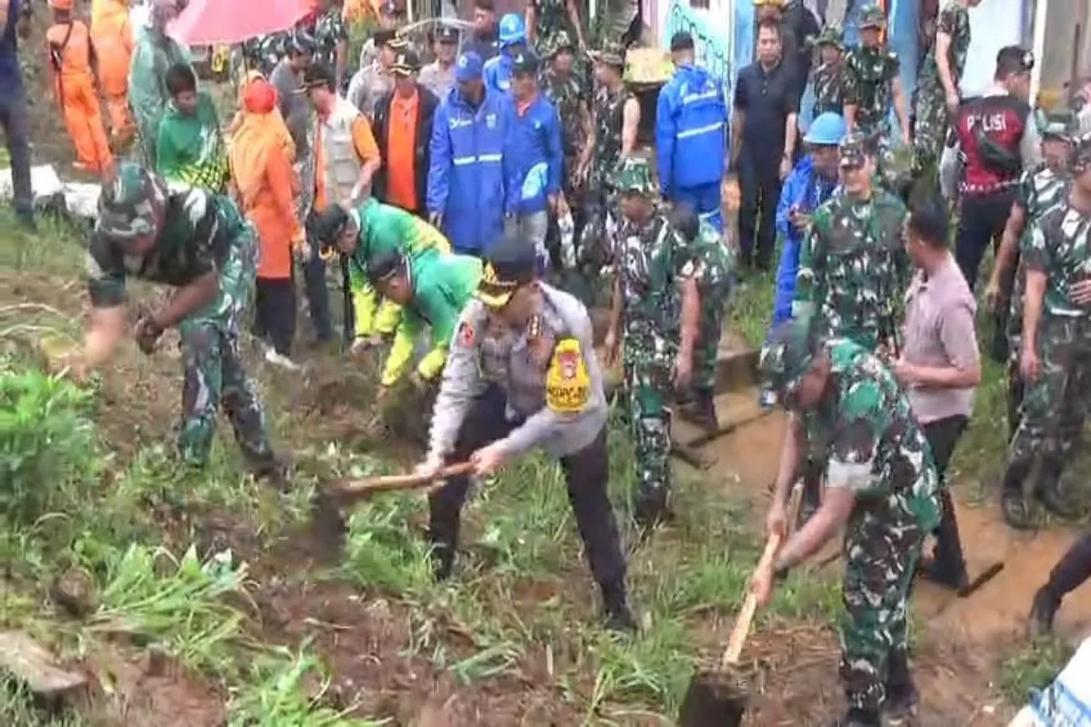 600 Personel Gabungan Turun Tangan! Grebek Sampah Rawajati Jadi Benteng Cegah Banjir Jakarta