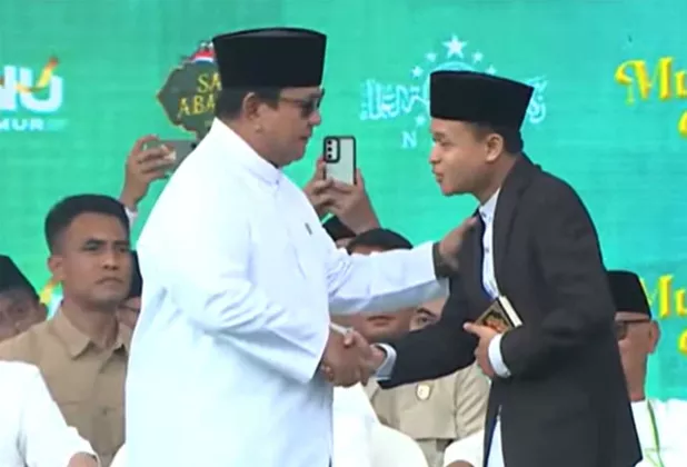 Momen Hangat di Malang, Presiden Prabowo Hadiahkan Koin Spesial untuk Qori Terbaik Nasional