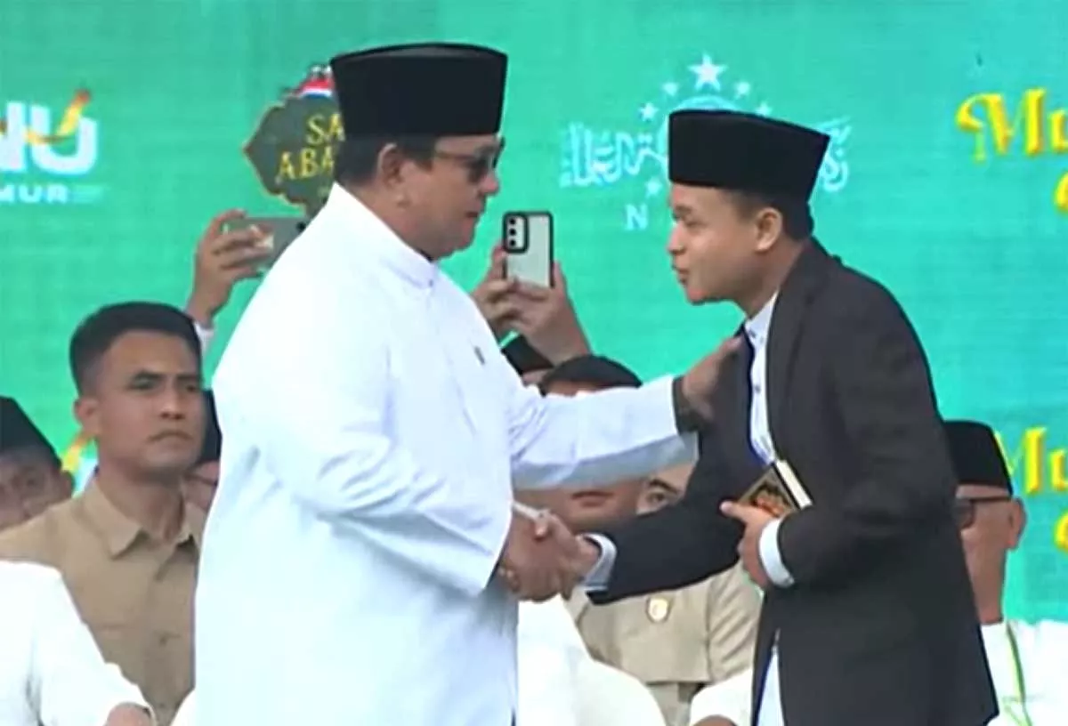 Momen Hangat di Malang, Presiden Prabowo Hadiahkan Koin Spesial untuk Qori Terbaik Nasional