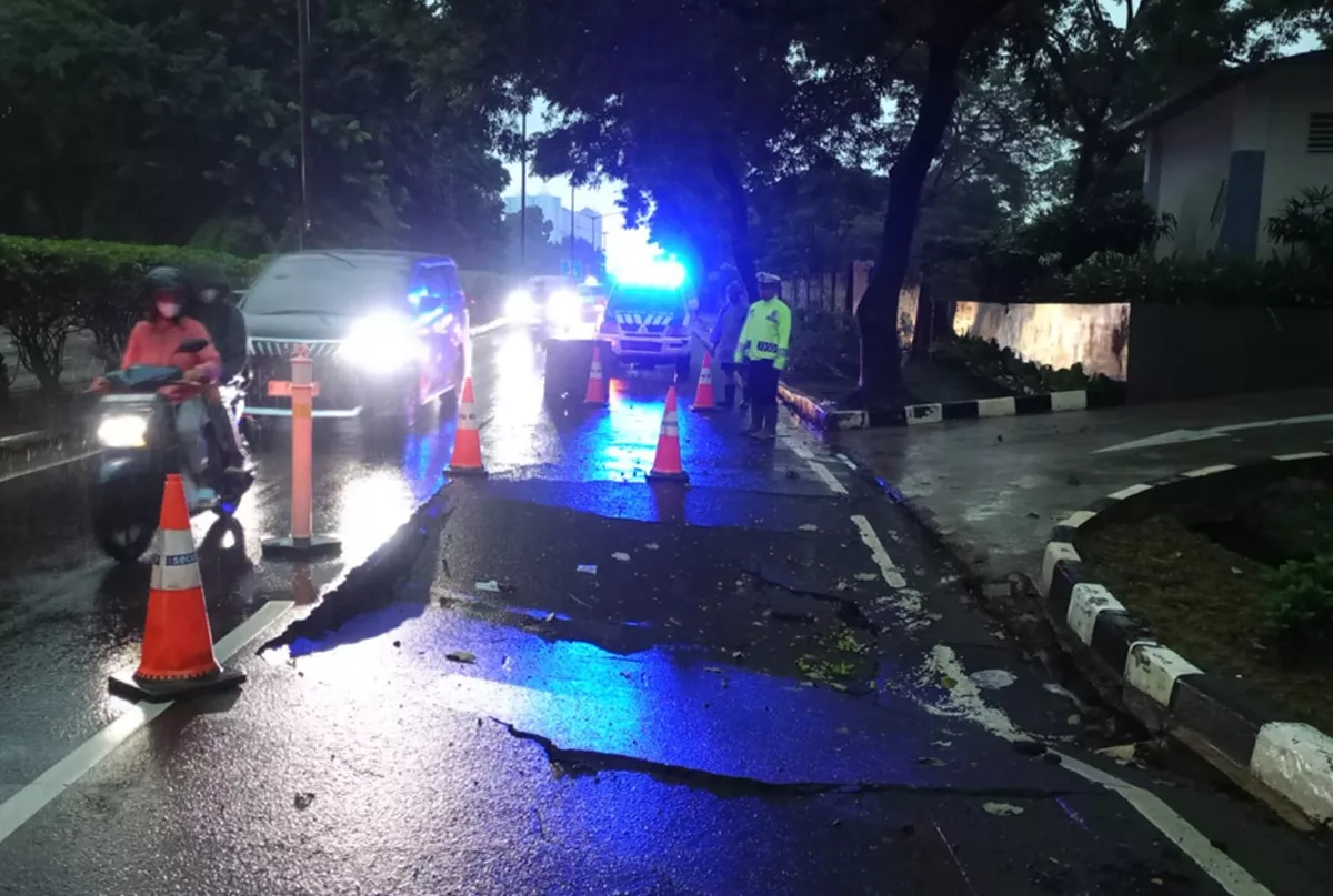 Awas Terjebak! Jalan Griya Raya Pademangan Amblas, Polisi Minta Pengendara Cari Jalur Alternatif
