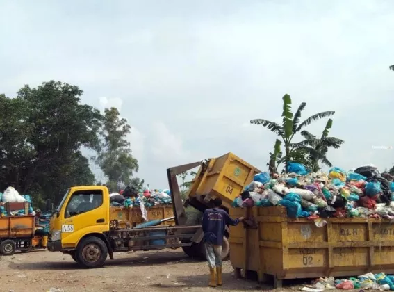 Astaga! 20 Ton Sampah Kulit Buah Menumpuk di Angke, Jalanan Sempat Lumpuh