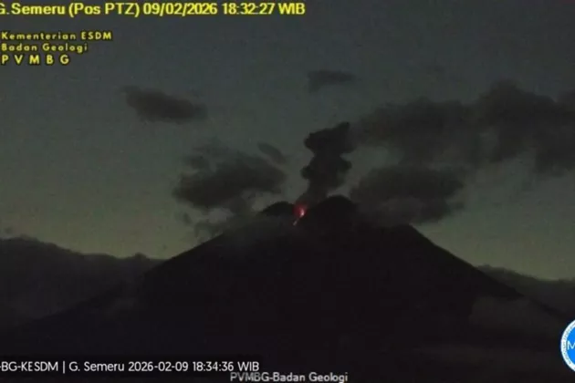 Erupsi di Malam Hari, Gunung Semeru Lontarkan Letusan Setinggi 900 Meter!
