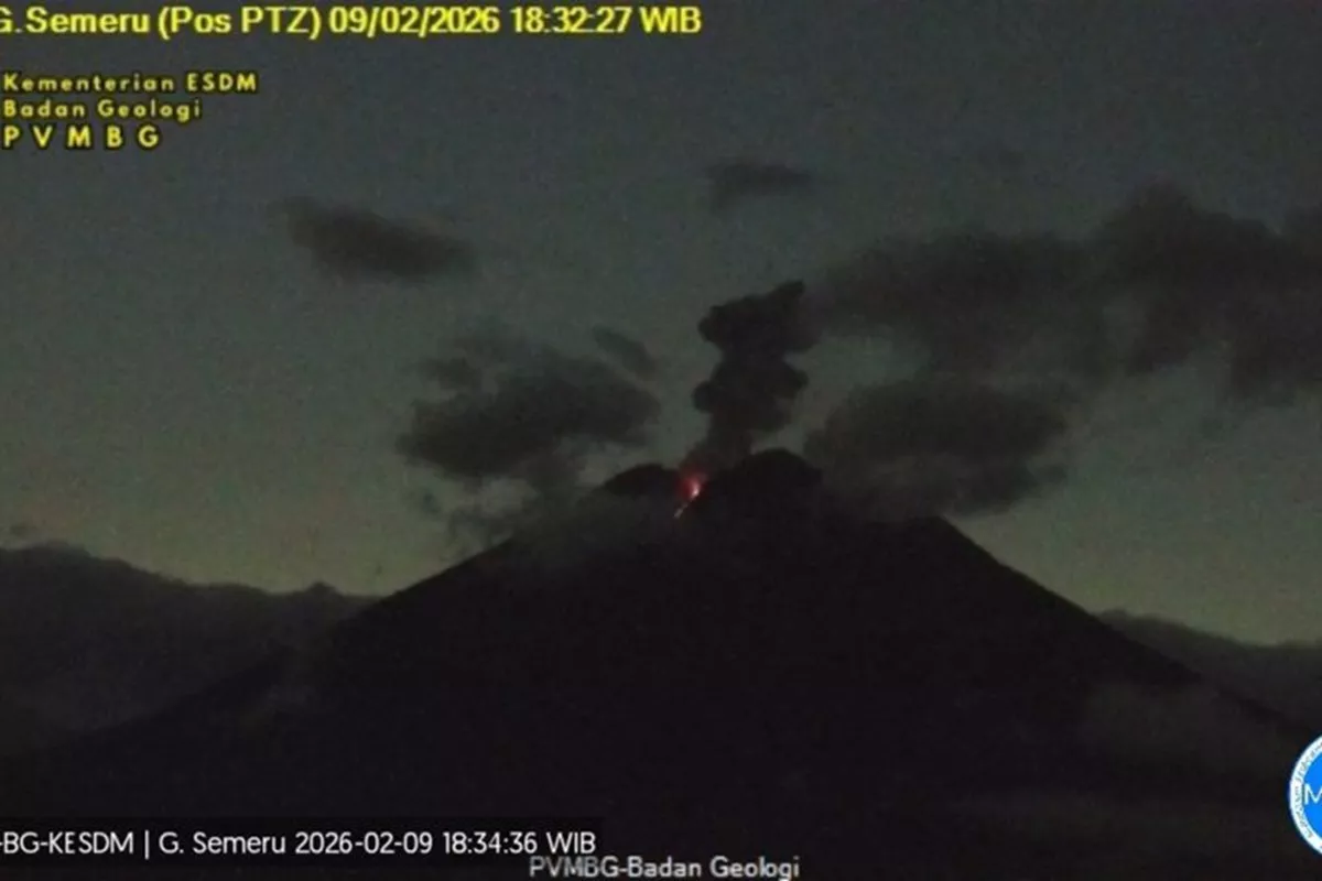 Erupsi di Malam Hari, Gunung Semeru Lontarkan Letusan Setinggi 900 Meter!
