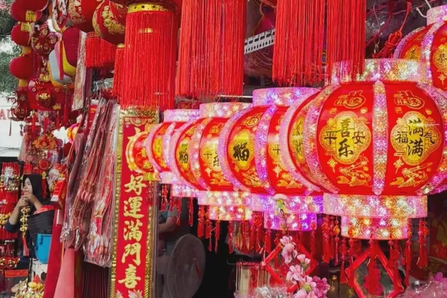 Glodok Dipadati Penjual Dekorasi Imlek 2026, Angpau hingga Ornamen Shio Laris