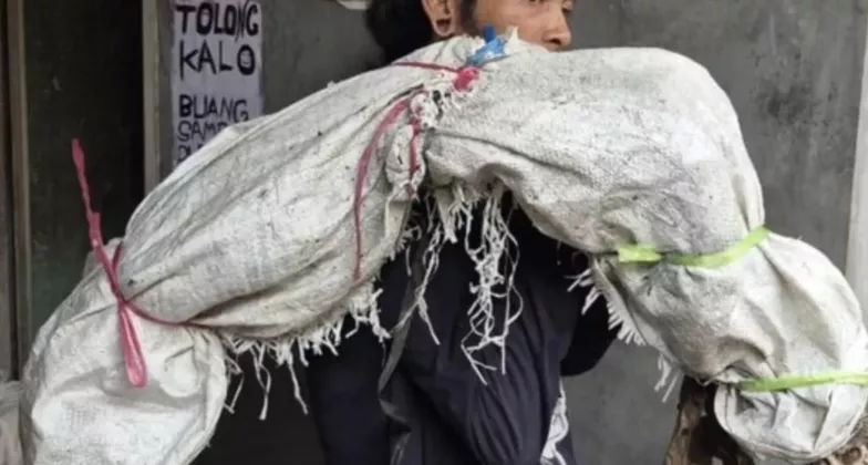 Viral, Pria Diduga Gendong Mayat di Dalam Karung, Ternyata Biawak Hidup