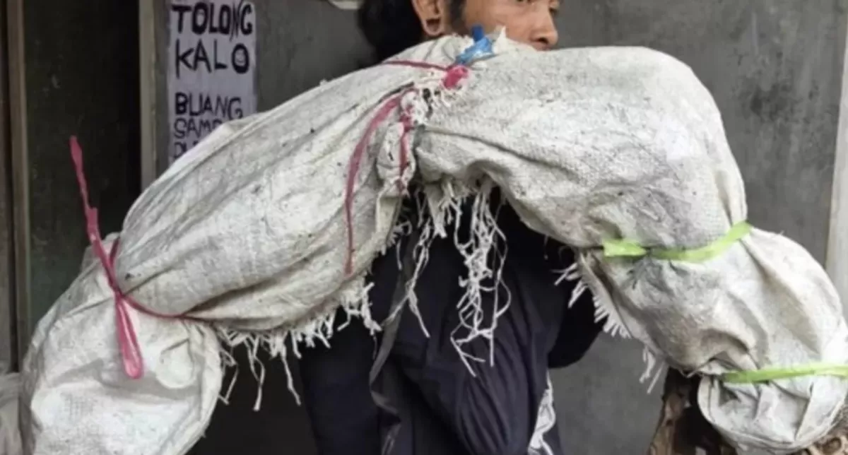 Viral, Pria Diduga Gendong Mayat di Dalam Karung, Ternyata Biawak Hidup