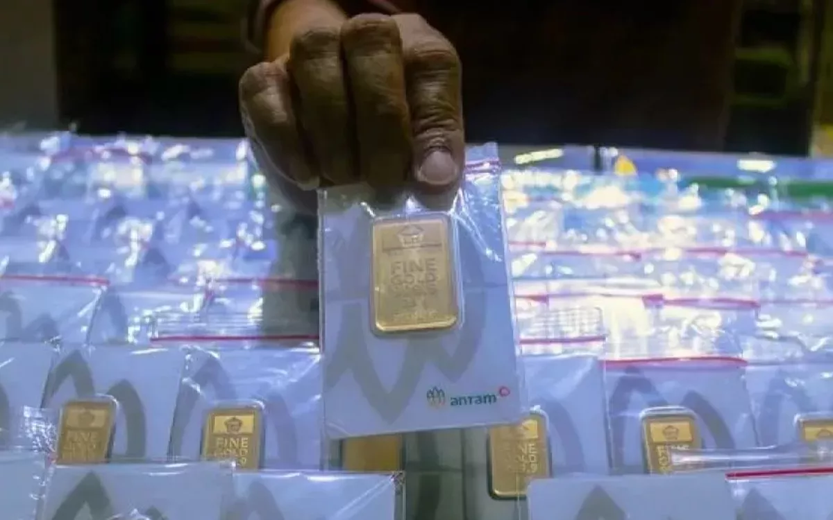 Harga Emas Antam Hari Ini Turun Rp7.000 per Gram, Cek Rincian Lengkapnya!