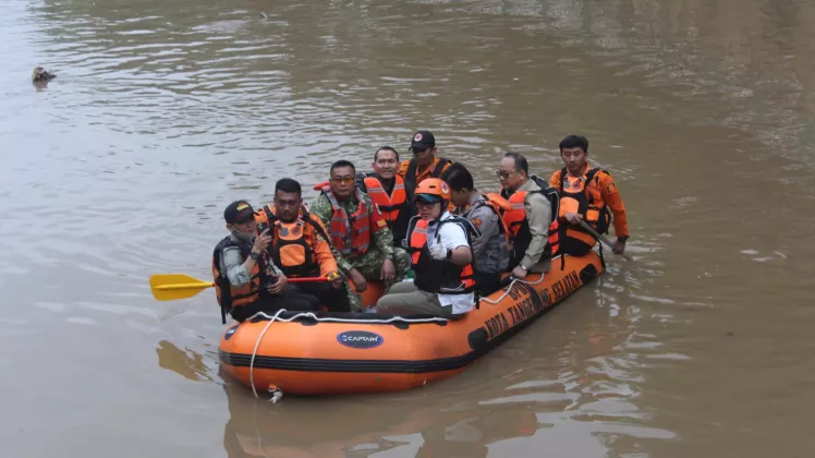 DLH Tangsel Semprotkan Biosaka ke Sungai Jaletreng, Upaya Netralisir Air dan Aroma Menyengat 