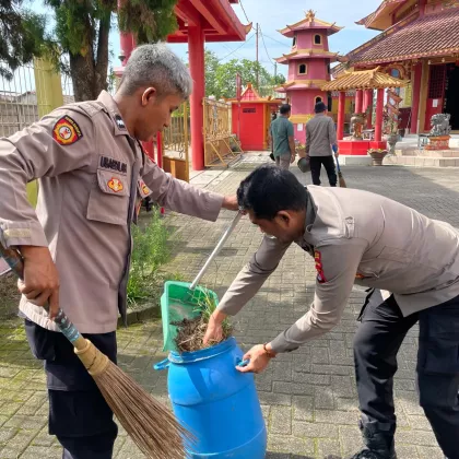 Jelang Imlek, Polisi Tangerang Gotong Royong Bersihkan Vihara