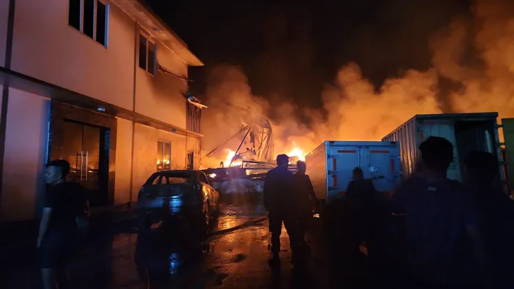 Ledakan dan Kobaran Api Hanguskan Pabrik Kimia di Cikupa, 12 Unit Damkar Dikerahkan