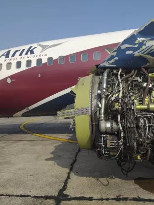 Mencekam! Mesin Pesawat Meledak di Udara, Arik Air Boeing 737-700 Mendarat Darurat
