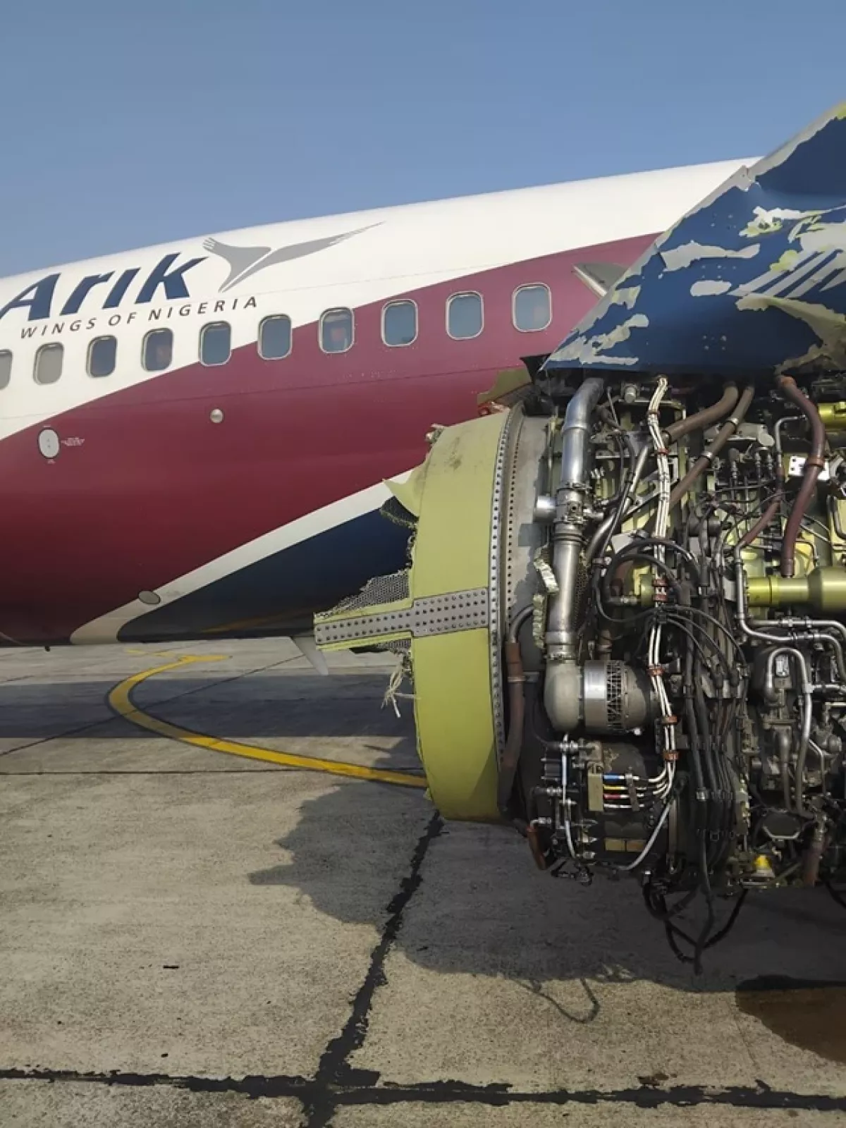Mencekam! Mesin Pesawat Meledak di Udara, Arik Air Boeing 737-700 Mendarat Darurat