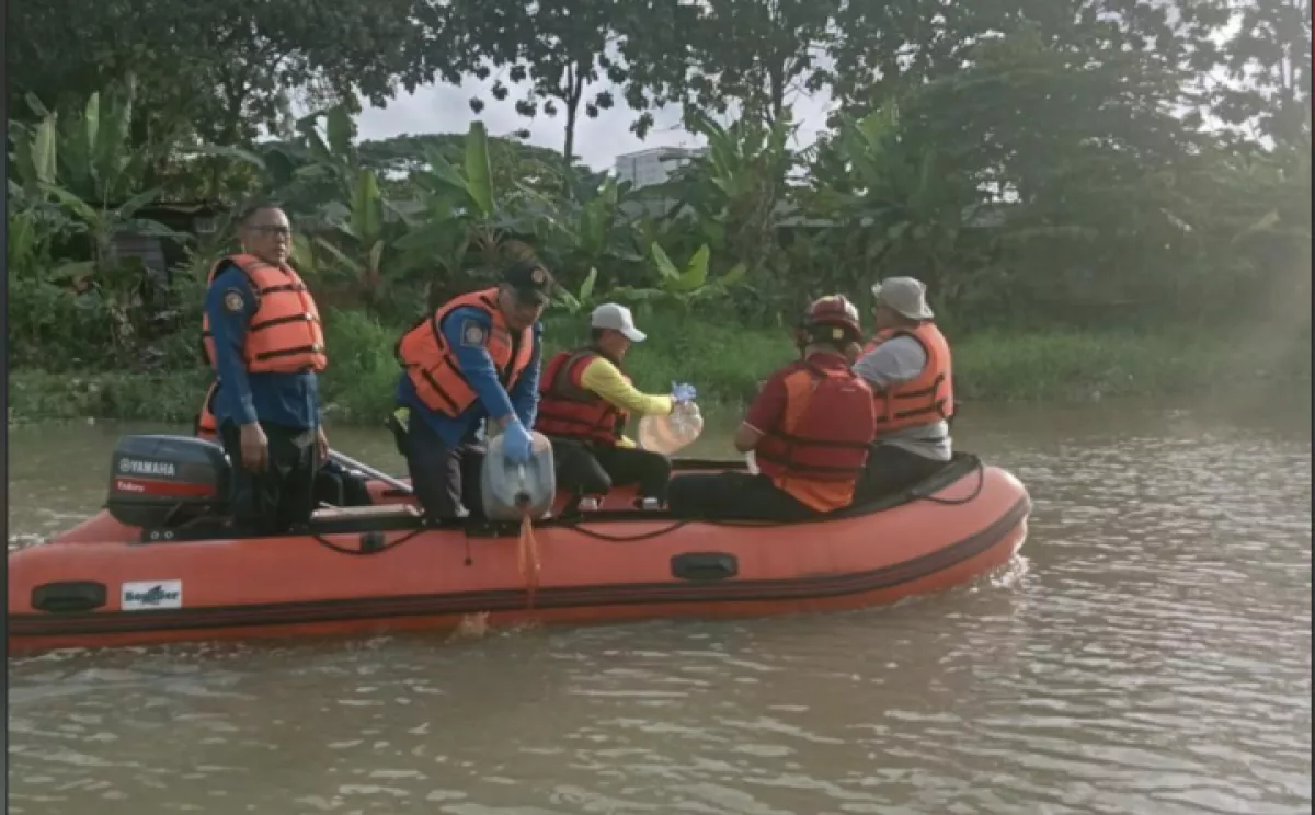 Cisadane Tercemar Pestisida, 1.500 Liter Ekoenzim Diguyur ke Sungai