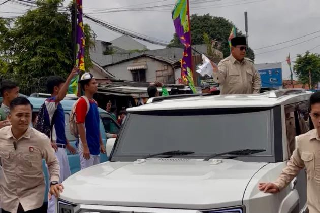 Momen Prabowo Bagi-bagi Kaos di Palmerah, Begini Keseruannya!