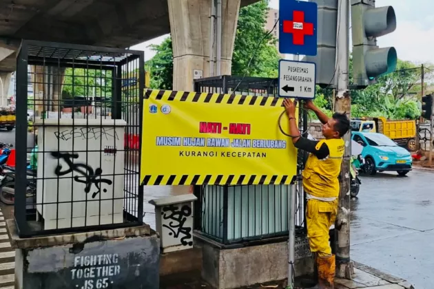 Dinas Bina Marga DKI Pasang Peringatan Jalan Berlubang, Pengendara Diminta Kurangi Kecepatan