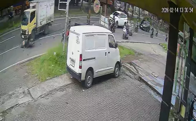 Tragis! Pemotor Diseruduk Truk Colt Diesel di Depan 