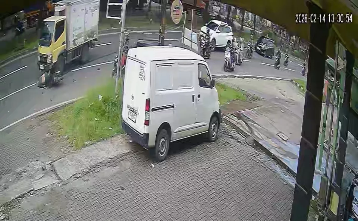 Tragis! Pemotor Diseruduk Truk Colt Diesel di Depan 