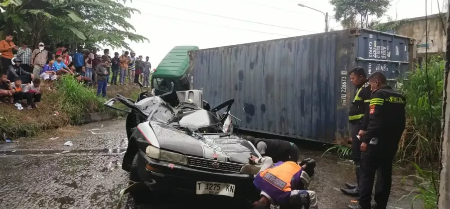 Kecelakaan Maut di Karawang: Truk Kontainer Terguling Timpa Toyota Corolla, 3 Orang Tewas