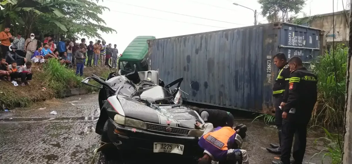 Kecelakaan Maut di Karawang: Truk Kontainer Terguling Timpa Toyota Corolla, 3 Orang Tewas