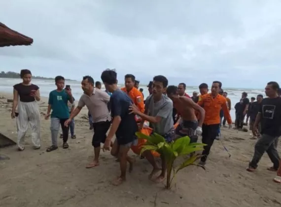 Ditemukan Meninggal Dunia, Pelajar Asal Tangerang Korban Ganasnya Ombak Pantai Cemara Dievakuasi