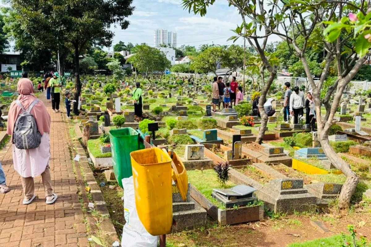 Jelang Ramadan, Peziarah Keluhkan Pembersih Makam Musiman di TPU Kawi-Kawi