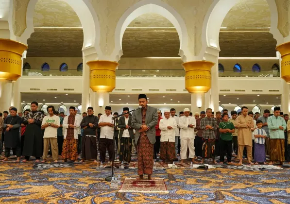 KOMPLET! Bacaan Niat Sholat Tarawih Lengkap untuk Imam & Makmum