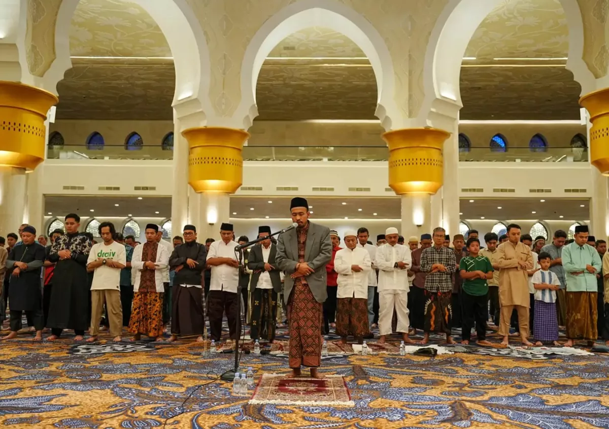 KOMPLET! Bacaan Niat Sholat Tarawih Lengkap untuk Imam & Makmum