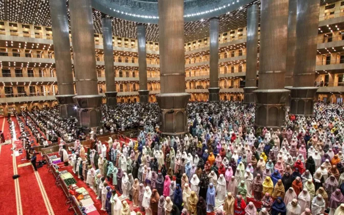 MALAM INI ATAU BESOK? Ini Panduan Lengkap Tata Cara Salat Tarawih 2026, Jamaah Maupun Sendiri