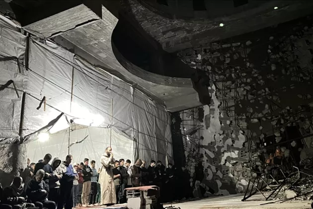 Di Bawah Reruntuhan Menara Masjid, Warga Gaza Tunaikan Salat Tarawih Pertama