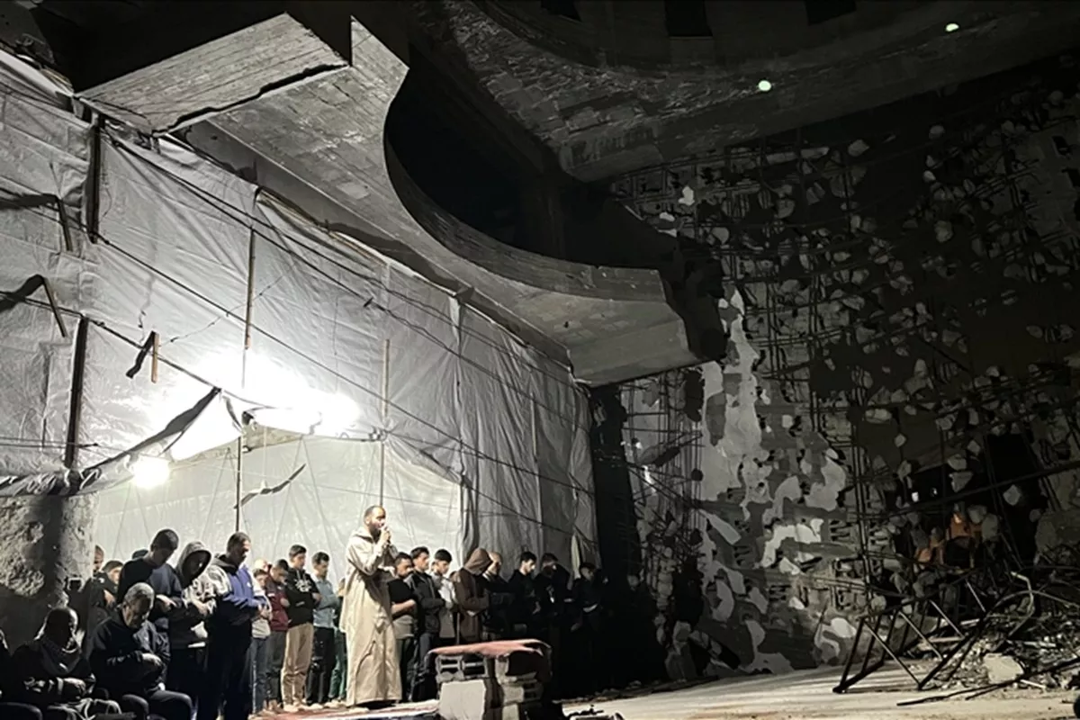 Di Bawah Reruntuhan Menara Masjid, Warga Gaza Tunaikan Salat Tarawih Pertama