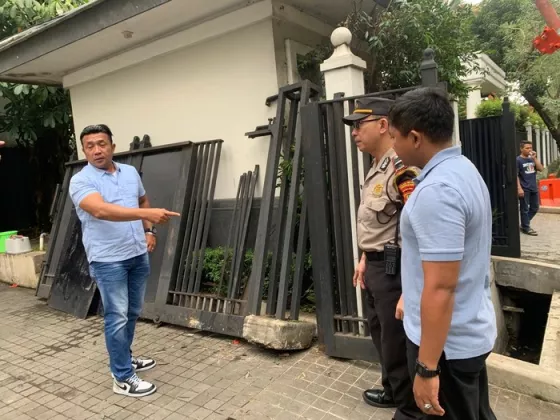 Heboh! Wanita Muda Tabrak Pagar Rumah Jusuf Kalla di Kebayoran Baru