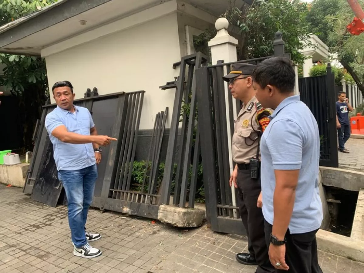 Heboh! Wanita Muda Tabrak Pagar Rumah Jusuf Kalla di Kebayoran Baru