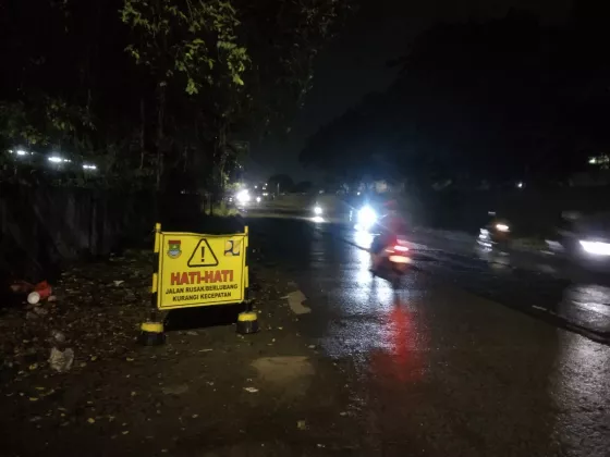 Jalan Pasar Kemis Tangerang Berlubang Akibat Terkikis Hujan, DBMSDA Pasang Rambu Peringatan