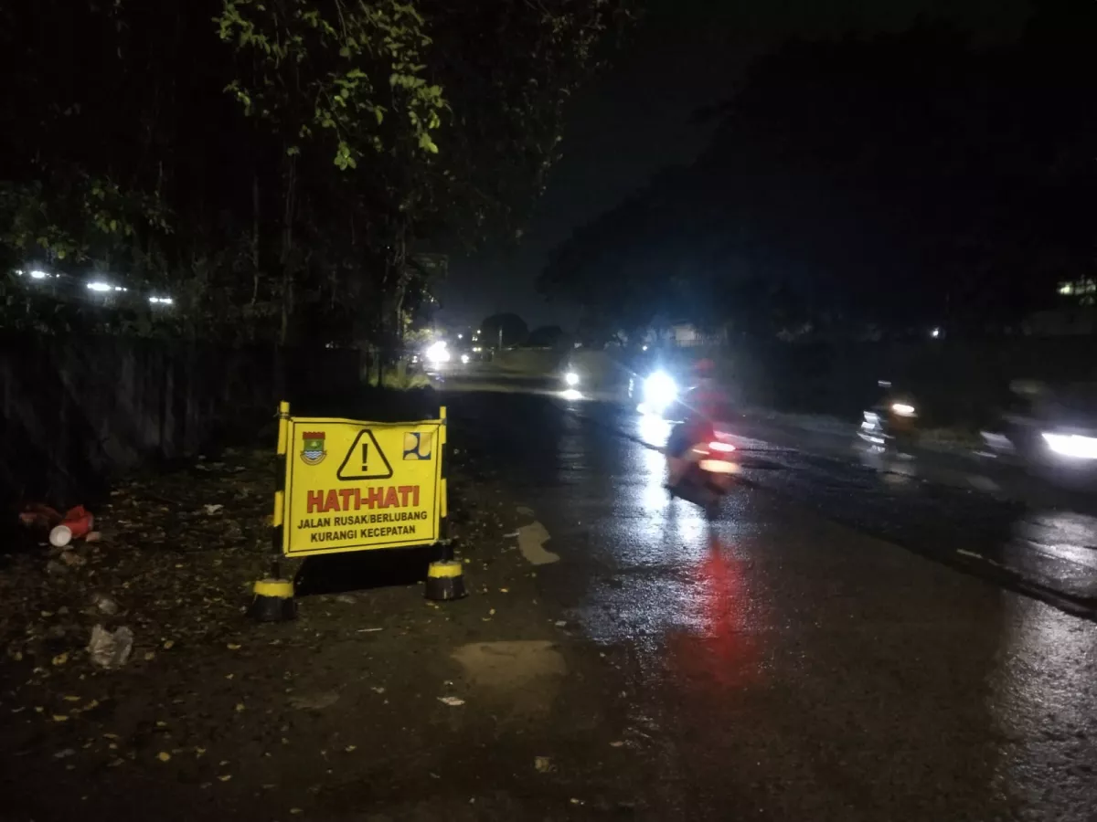 Jalan Pasar Kemis Tangerang Berlubang Akibat Terkikis Hujan, DBMSDA Pasang Rambu Peringatan