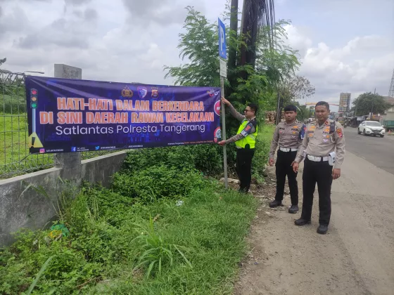 Polisi Pasang Spanduk Peringatan di Titik Rawan Kecelakaan Pasar Kemis