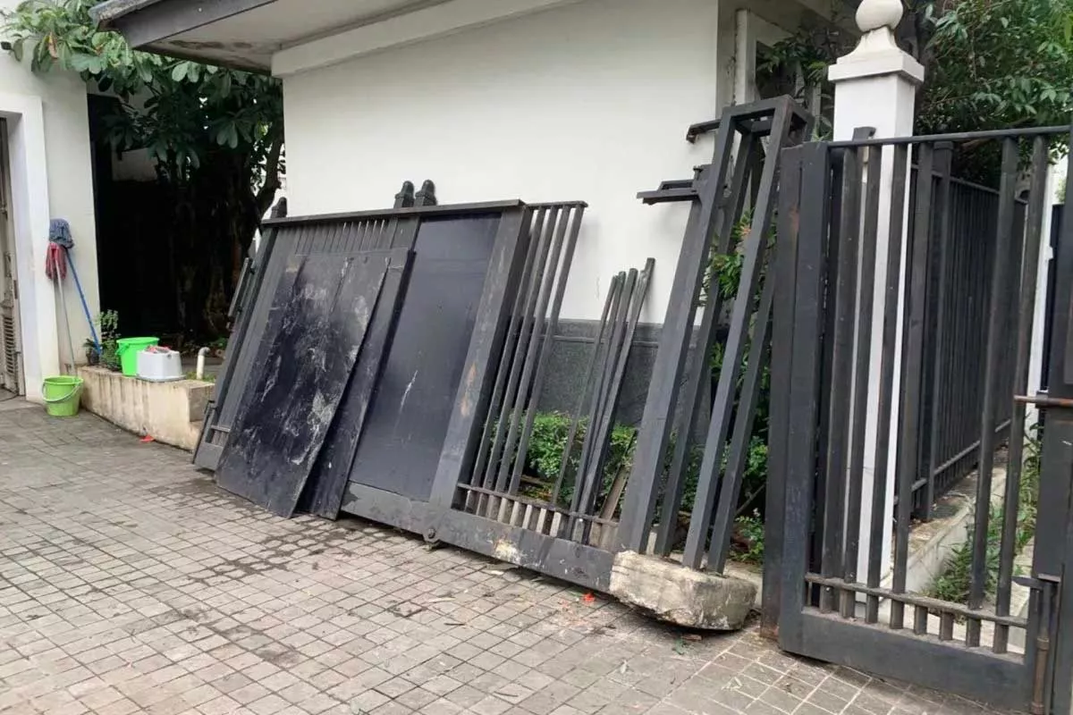 Pengemudi Diduga Mabuk Tabrak Pagar Rumah Anak Jusuf Kalla, Sepakat Ganti Rugi Rp25 Juta