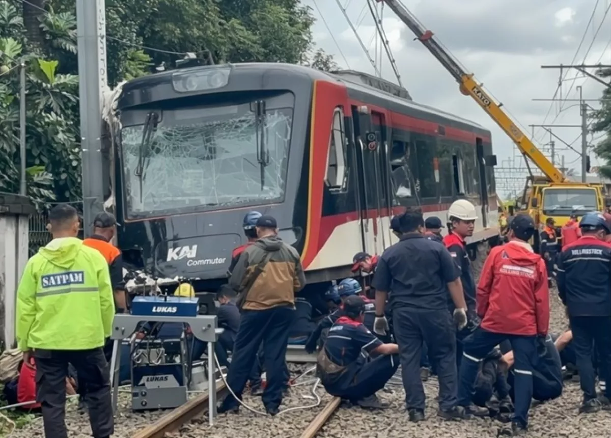 Gawat! Kereta Bandara Hantam Truk di Poris, Perjalanan Lumpuh Total Pagi Ini? Cek Faktanya!