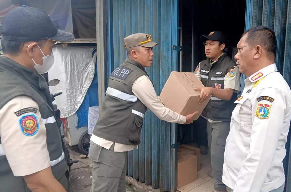 Hari Ketiga Ramadan, Satpol PP Sita Ribuan Botol Miras di Jakbar dan Jakut