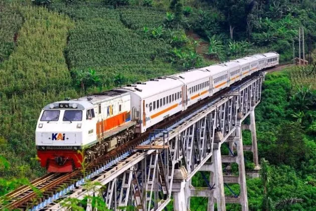 Kamu Wajib Tau !! Ngabuburit di Rel Kereta Api Bisa Kena Denda Rp 15 Juta