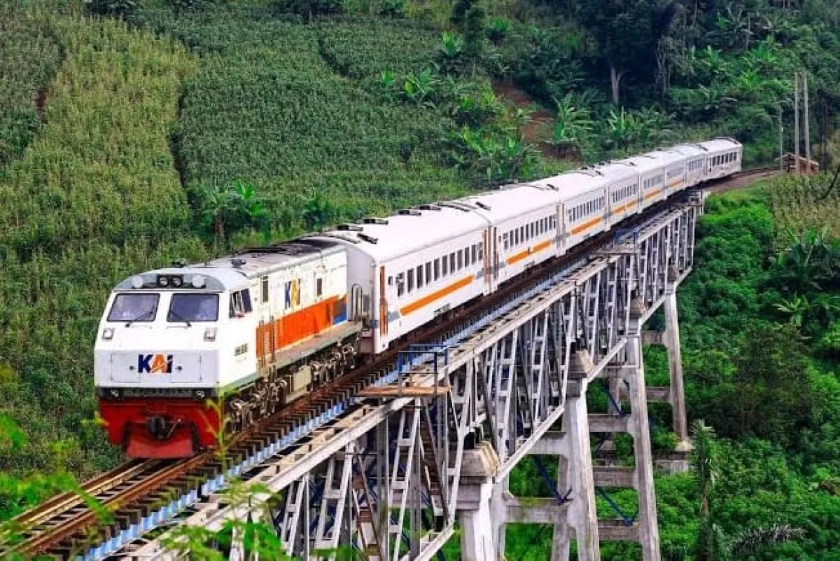 Kamu Wajib Tau !! Ngabuburit di Rel Kereta Api Bisa Kena Denda Rp 15 Juta