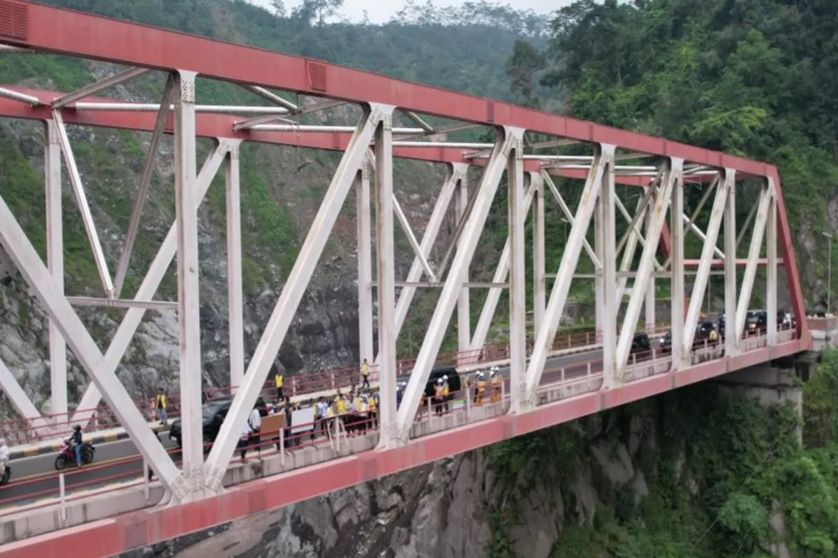 Menteri PU Tinjau Jembatan Terdampak Erupsi Semeru, Pastikan Jalur Lumajang–Malang Aman Jelang Mudik