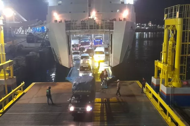 SIAP-SIAP! Truk Sumbu 3 Resmi Dilarang Melintas di Merak & Ciwandan, Cek Aturan Barunya!