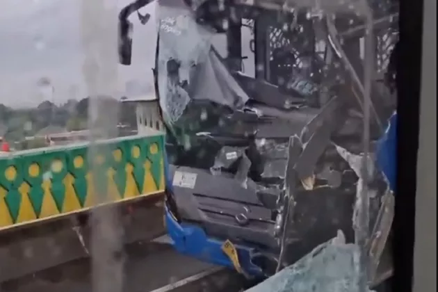 23 Penumpang Luka Akibat Kecelakaan 2 Bus TransJakarta di Koridor 13