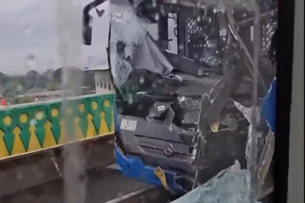 23 Penumpang Luka Akibat Kecelakaan 2 Bus TransJakarta di Koridor 13