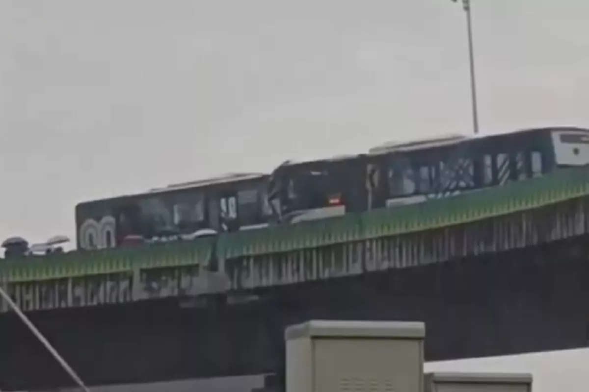 Adu Banteng di Koridor 13, 2 Bus Transjakarta Rusak Parah di Bagian Depan