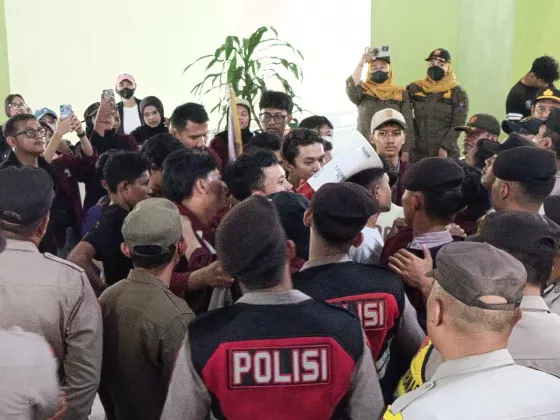 Bulan Ramadan, Mahasiswa dan Polisi Malah Terlibat Kericuhan di Depan Kantor Bupati Tangerang