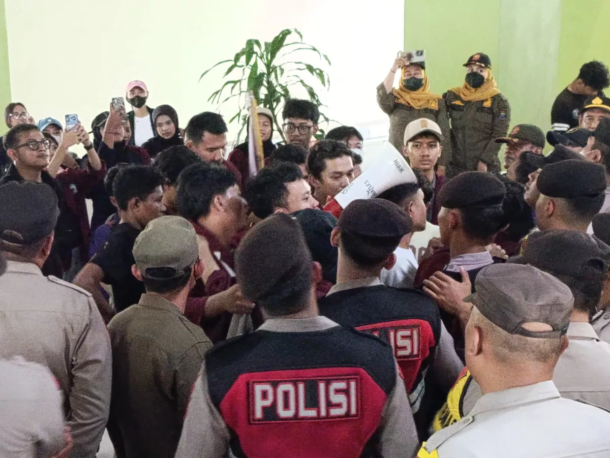 Bulan Ramadan, Mahasiswa dan Polisi Malah Terlibat Kericuhan di Depan Kantor Bupati Tangerang