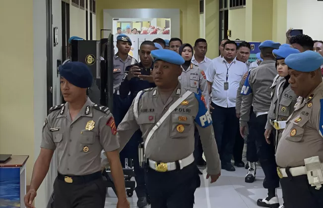 PANTAS DIPECAT! Penampakan Bripda Mesias Victoria Sahaya, Brimob yang PUKUL Pelajar 14 Tahun Pakai Helm Taktis Hingga Tewas