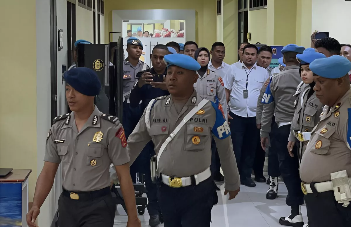 PANTAS DIPECAT! Penampakan Bripda Mesias Victoria Sahaya, Brimob yang PUKUL Pelajar 14 Tahun Pakai Helm Taktis Hingga Tewas
