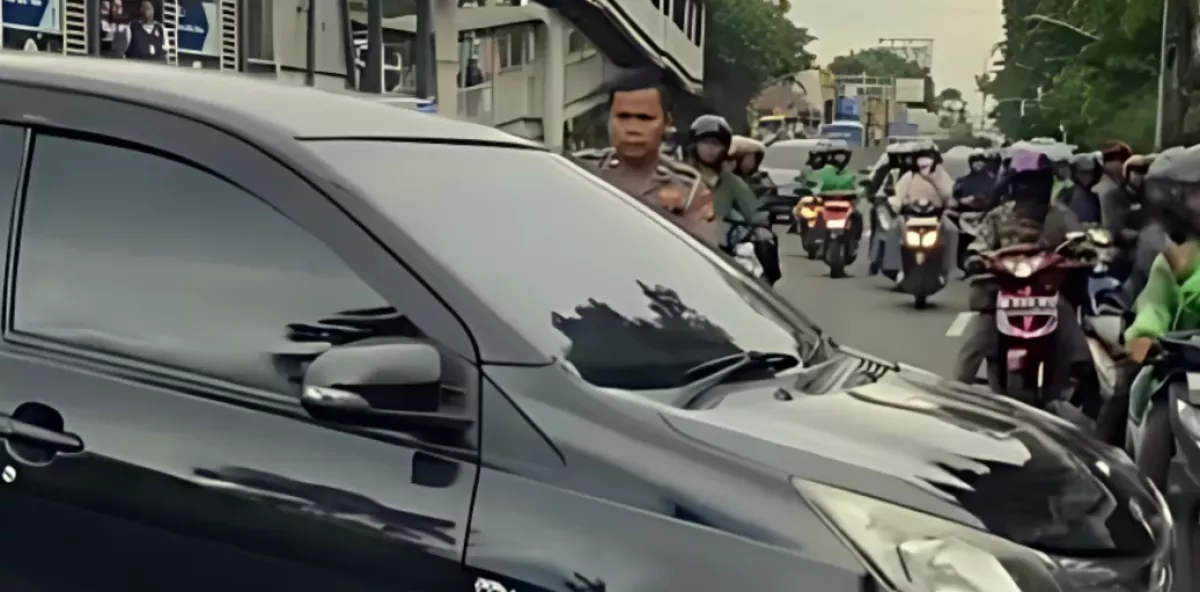 Detik-Detik Mobil Toyota Calya Plat D yang Lawan Arah dan Seruduk Pengendara Lain, Nyaris Dikeroyok Warga!
